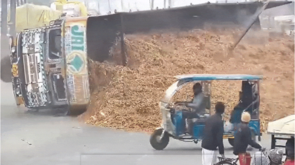 SUV पर पलटा भूसे से भरा ट्रक, चालक की मौत; वीडियो वायरल