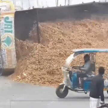 SUV पर पलटा भूसे से भरा ट्रक, चालक की मौत; वीडियो वायरल