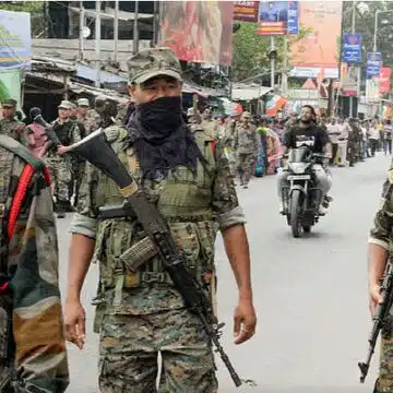 काउंटिंग सेंटरों पर टकराव के बीच सुरक्षा बलों का एक्शन, ममता बनर्जी ने गिनती प्रक्रिया पर उठाए सवाल