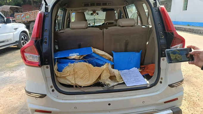 बांकुड़ा के तालडांगा में गाड़ी से हजारों की संख्या में फॉर्म 7 बरामद, मुख्यमंत्री ने कहा - भाजपा की साजिश