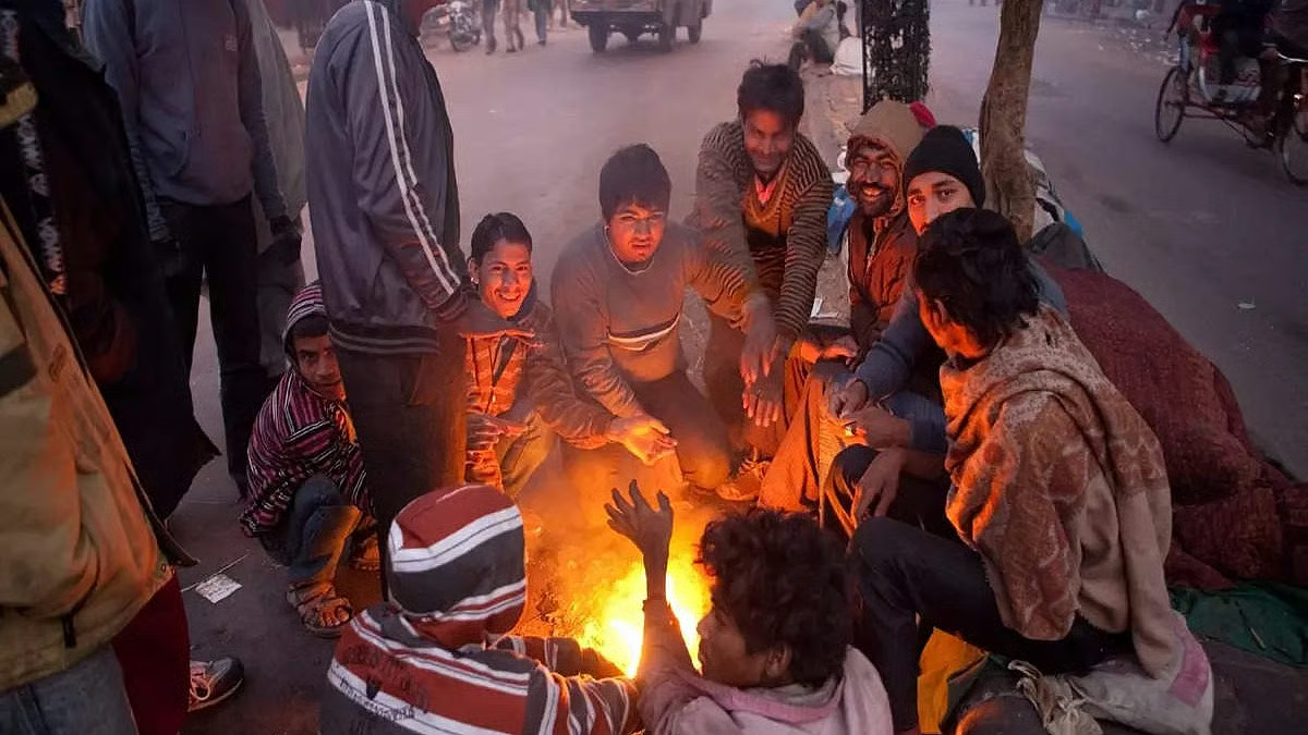 कोहरे की चादर में लिपटा बंगाल, ठंड ने बढ़ाई मुश्किलें