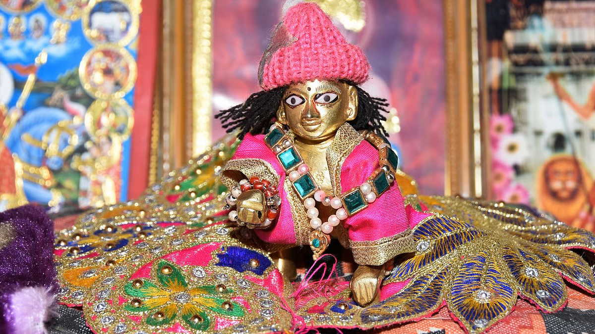 अगर घर में लड्डू गोपाल हो, तो सर्दियों में उनकी पूजा में ये 6 चीज़ें जरूर देनी चाहिए