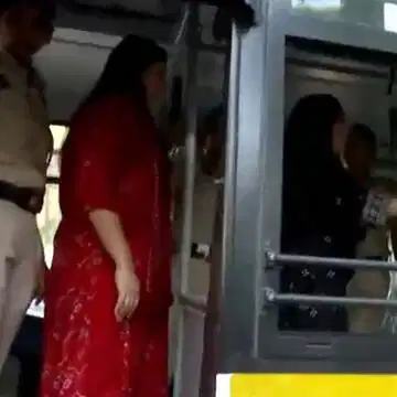 महिला आरक्षण बिल पर बवाल: राहुल गांधी के आवास की ओर मार्च कर रहीं भाजपा महिला सांसदों को पुलिस ने रोका