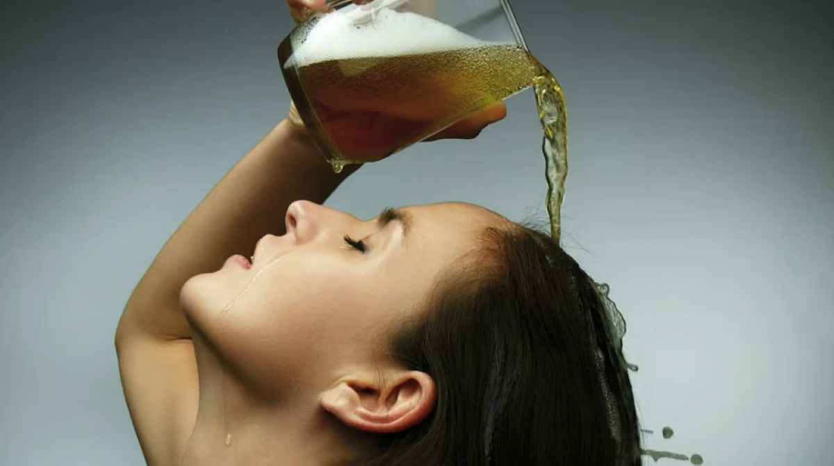 रूखे बाल, सूखी स्कैल्प की समस्या? पीना छोड़िए, बीयर से बालों की करें देखभाल