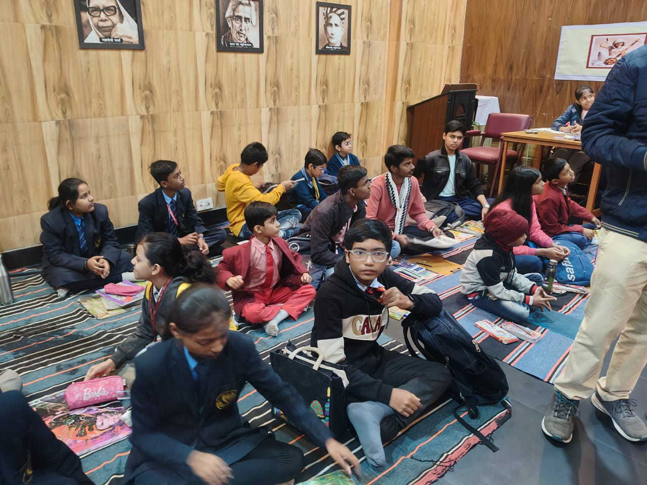 हिंदी मेला के छठवें दिन बंधुत्व विषय पर चित्रांकन, कविता पोस्टर, वाद-विवाद और हिंदी ज्ञान प्रतियोगिता