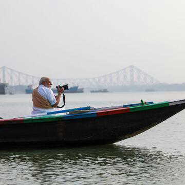 सुबह-सुबह गंगा में नौका विहार कर PM मोदी ने 'बंगाल की आत्मा' को छूकर लिया विकास का प्रण, देखें Video