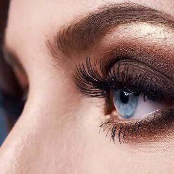 स्मोकी आई लुक बनाने में बन जाती हैं मोंजुलिका? इन आसान स्टेप्स में पाएं बोल्ड और ब्यूटीफुल आई लुक