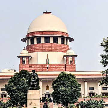 काउंटर से कटे ट्रेन टिकट में बीमा सुविधा क्यों नहीं? सुप्रीम कोर्ट के सवालों के घेरे में रेलवे