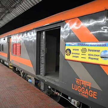 सियालदह-वाराणसी अमृत भारत एक्सप्रेस की यात्रा शुरू, उत्साहित यात्री