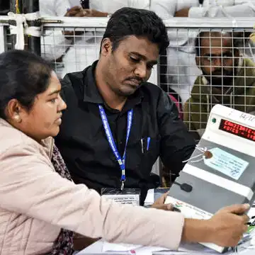 बंगाल में चुनाव आयोग ने घटाया मतगणना केंद्रों की संख्या, किस जिले में कितनी? कोलकाता में कहां-कहां होगी मतगणना?