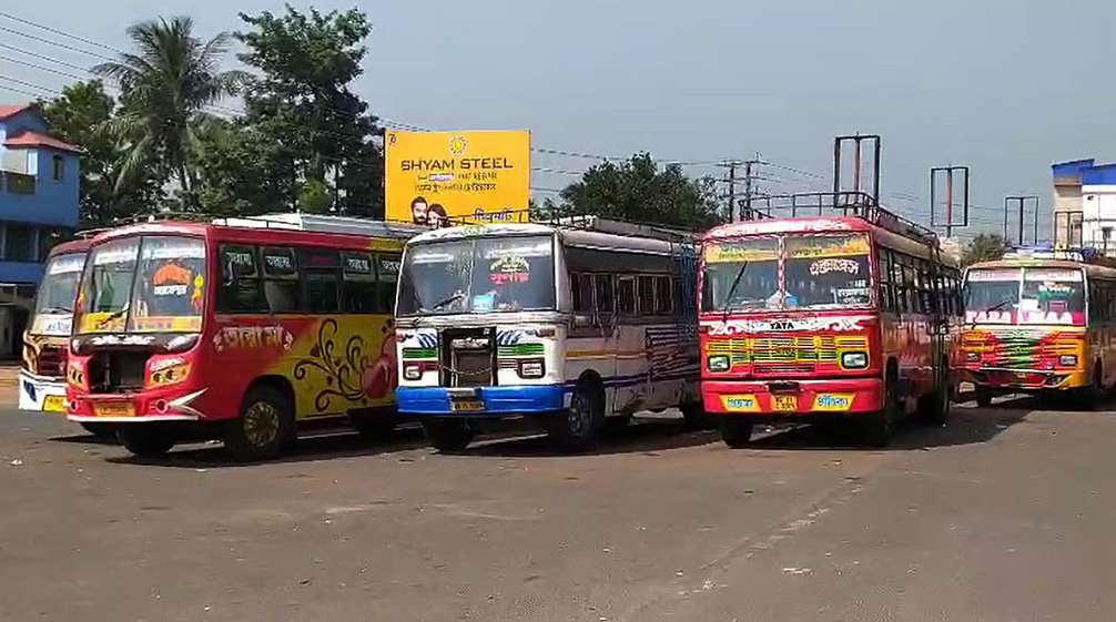 आरामबाग में 2 दिनों से बंद हैं निजी बस सेवाएं, ऑटो-टोटो पर दोगुना किराया मांगने का आरोप