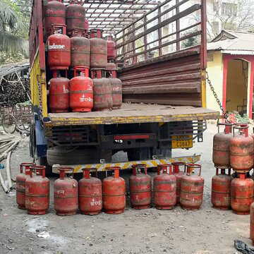 गैस संकट में मां कैंटीन बंद, मूड़ी खाकर काट रहे दिन