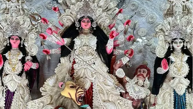 गृहिणी की मौत के बाद बंद हो गया कुमारी पूजन, मां से अनुमति लेकर 18 किलो चांदी के गहनों से सजाकर होती है पूजा