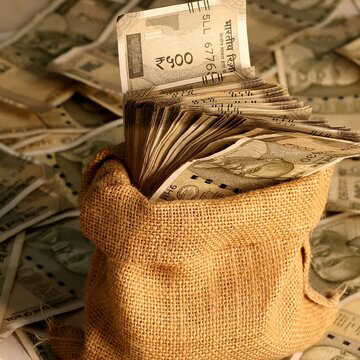 डॉलर के मुकाबले रुपये का पतन, खजाने पर बढ़ता बोझ