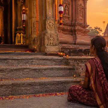 मंदिर में दर्शन के बाद सीढ़ियों पर बैठना शुभ है या अशुभ ? जानें असली नियम