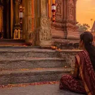 मंदिर में दर्शन के बाद सीढ़ियों पर बैठना शुभ है या अशुभ ? जानें असली नियम