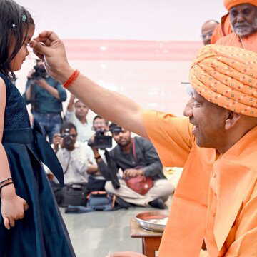 कन्या पूजन के दौरान सीएम योगी को नन्हीं बच्ची का खास गिफ्ट, खिलौना बुलडोजर बना चर्चा का विषय