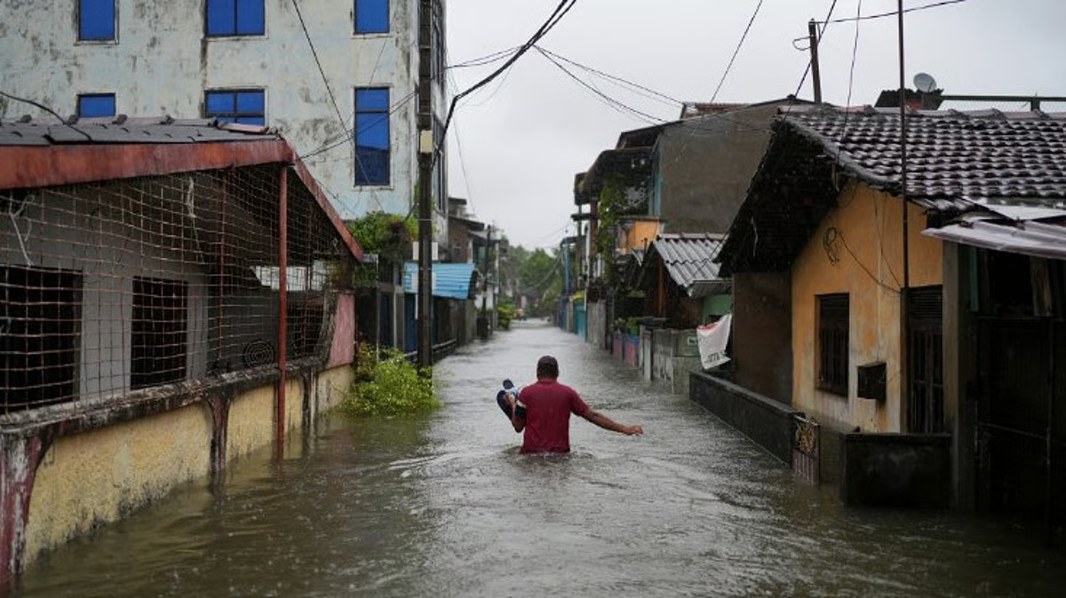 श्रीलंका में ‘दितवाह’ चक्रवात से तबाही, 100 से अधिक मृत, भारत ने सहायता भेजी
