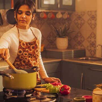 क्रोधित हो सकती हैं देवी अन्नपूर्णा, आप गरीब हो सकते हैं अगर रसोई में ये सभी सामग्री मौजूद हैं