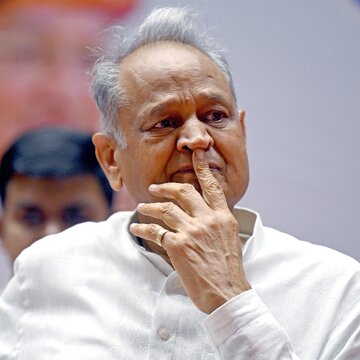 महागठबंधन में सीट बंटवारे का मतभेद सुलझाने पटना पहुंचे गहलोत, कांग्रेस कुछ सीटों से हटा सकती है अपने प्रत्याशी