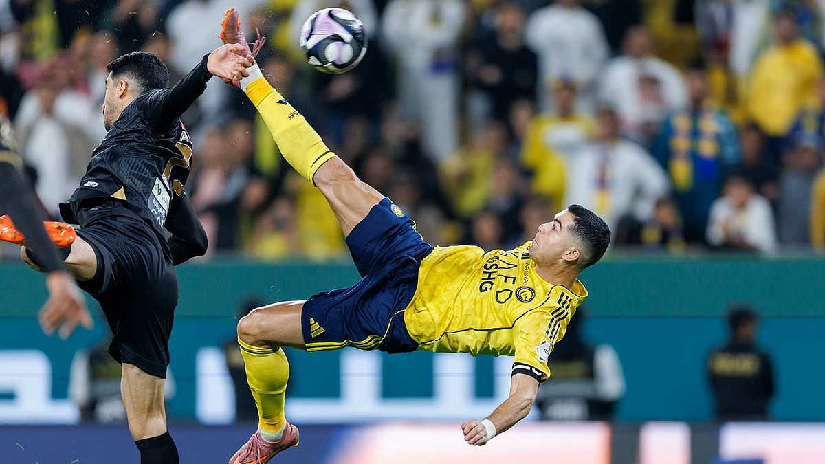 रोनाल्डो ने 40 साल की उम्र में साइकिल किक लगाई