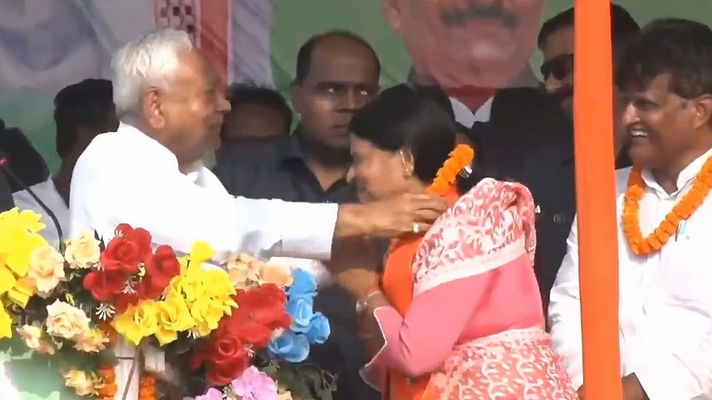 सीएम नीतीश कुमार ने महिला प्रत्याशी को पहनाया फूलों का हार, मचा बवाल, विपक्ष ने घेरा