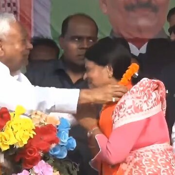 सीएम नीतीश कुमार ने महिला प्रत्याशी को पहनाया फूलों का हार, मचा बवाल, विपक्ष ने घेरा