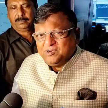 पुलिस की अति-सक्रियता को लेकर ममता बनर्जी ने लगाया आरोप, आयोग ने दिया क्या जवाब?