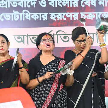 धरना मंच पर थाली-कड़ाही बजाकर तृणमूल ने रसोई गैस की बढ़ी कीमतों का जताया विरोध