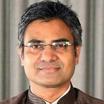 AAP से इस्तीफा देने वाले सात राज्यसभा सांसदों पर विवाद, राजनीतिक घमासान तेज
