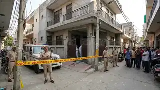 दिल्ली में दिन-दहाड़े गैंगवार? घर में घुसकर बाप-बेटे को मारी अंधाधुंध गोली, एक की मौत