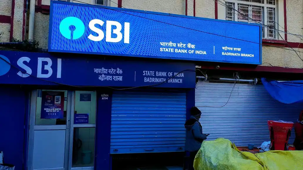 SBI ने ATM सेवा शुल्क बढ़ाया, मुफ्त लेनदेन की सीमा तय