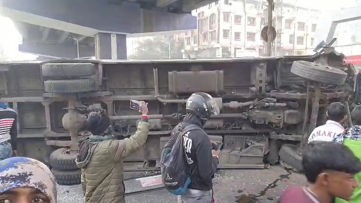 तपसिया मोड़ पर भयावह दुर्घटना, सरकारी बस पलटी, शीशा तोड़कर यात्रियों को निकाला गया