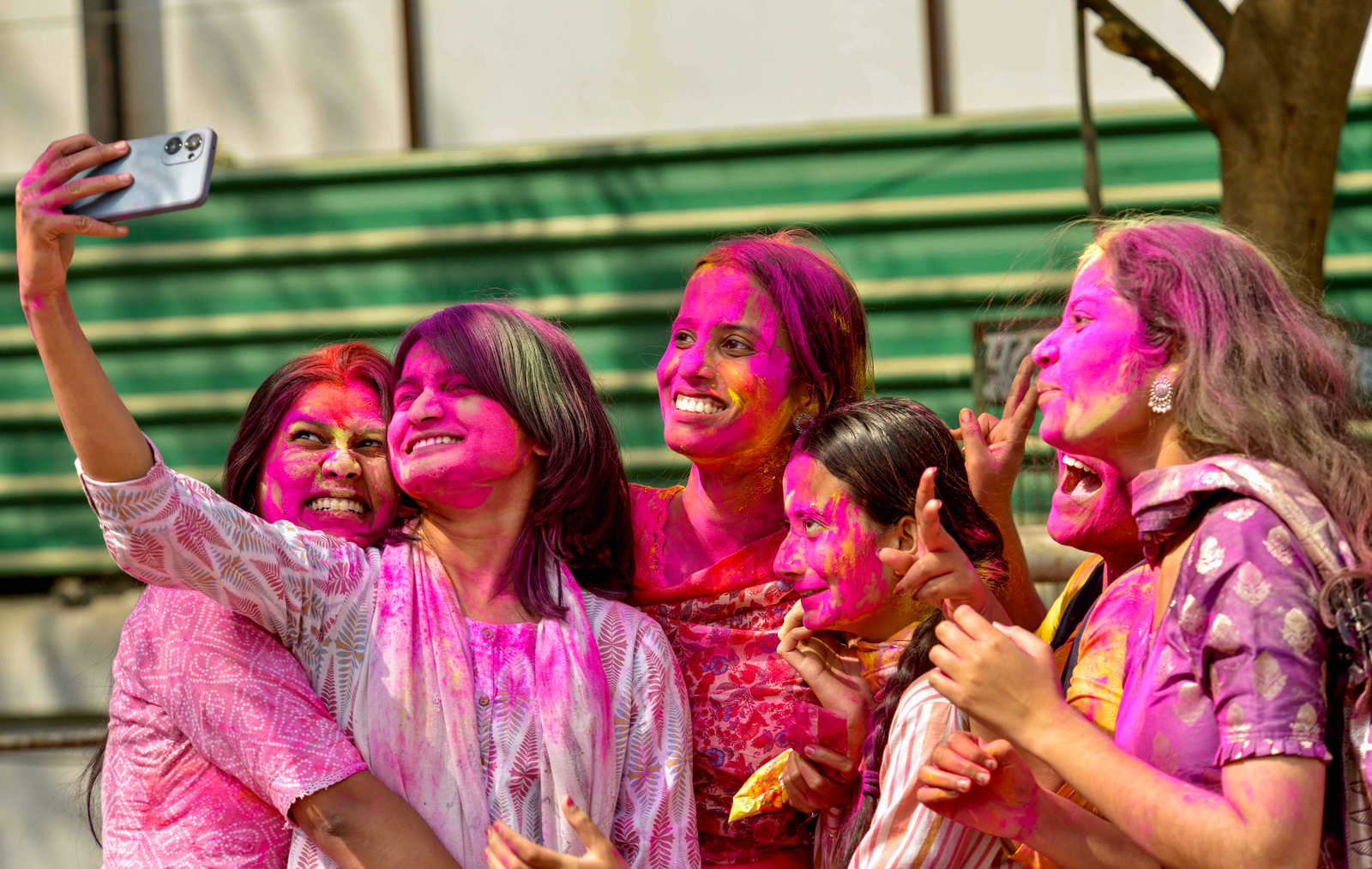 होली वाले दिन दिल्ली NCR की इन जगहों पर मचता है धमाल, हवा में उड़ता है गुलाल