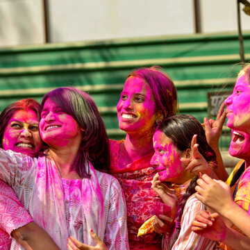 होली वाले दिन दिल्ली NCR की इन जगहों पर मचता है धमाल, हवा में उड़ता है गुलाल