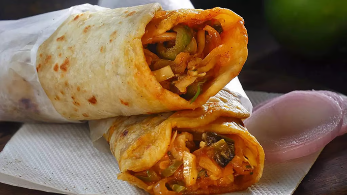 चिकन रोल से लेकर मूंग के लड्डू तक, स्ट्रीट फूड में पायी गयी 20% मिलावट