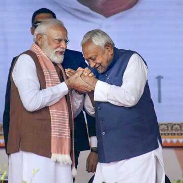 पटना एयरपोर्ट पर नीतीश कुमार ने PM मोदी के पैर छूने की कोशिश की