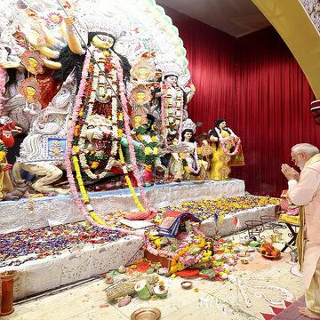 दिल्ली के चित्तरंजन पार्क के पंडाल में पहुंचे प्रधानमंत्री, मां दुर्गा के दर्शन कर आरती भी की