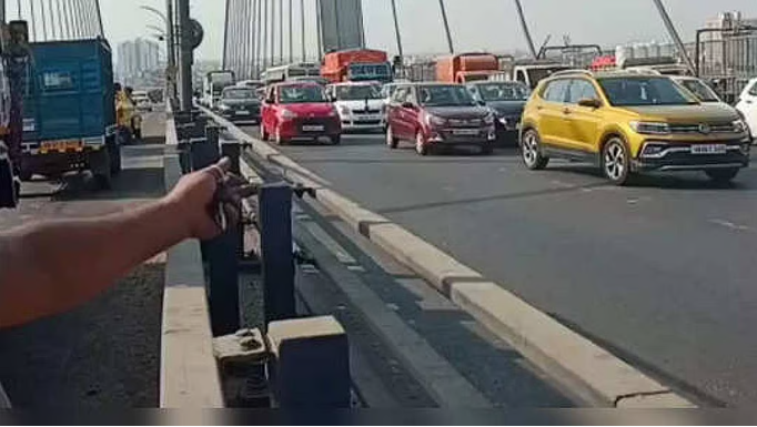 द्वितीय हुगली ब्रिज पर हादसा, कंटेनर लदा ट्रक डिवाइडर से टकराया