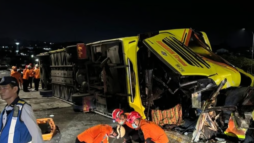 इंडोनेशिया में बस पलटने से 16 की मौत, जावा द्वीप पर शोक की छाया