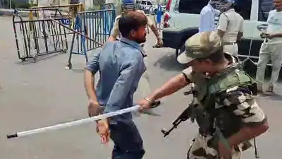 आसनसोल में मतगणना केन्द्र पर विभिन्न दलों के  पोलिंग एजेंटों  में झड़प के बाद सुरक्षा बलों का लाठीचार्ज