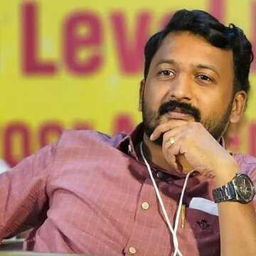 विजयन के ‘वुमनाइज़र’ बयान से सियासत में हलचल, कांग्रेस ने कहा- “पहले अपना घर संभालें”