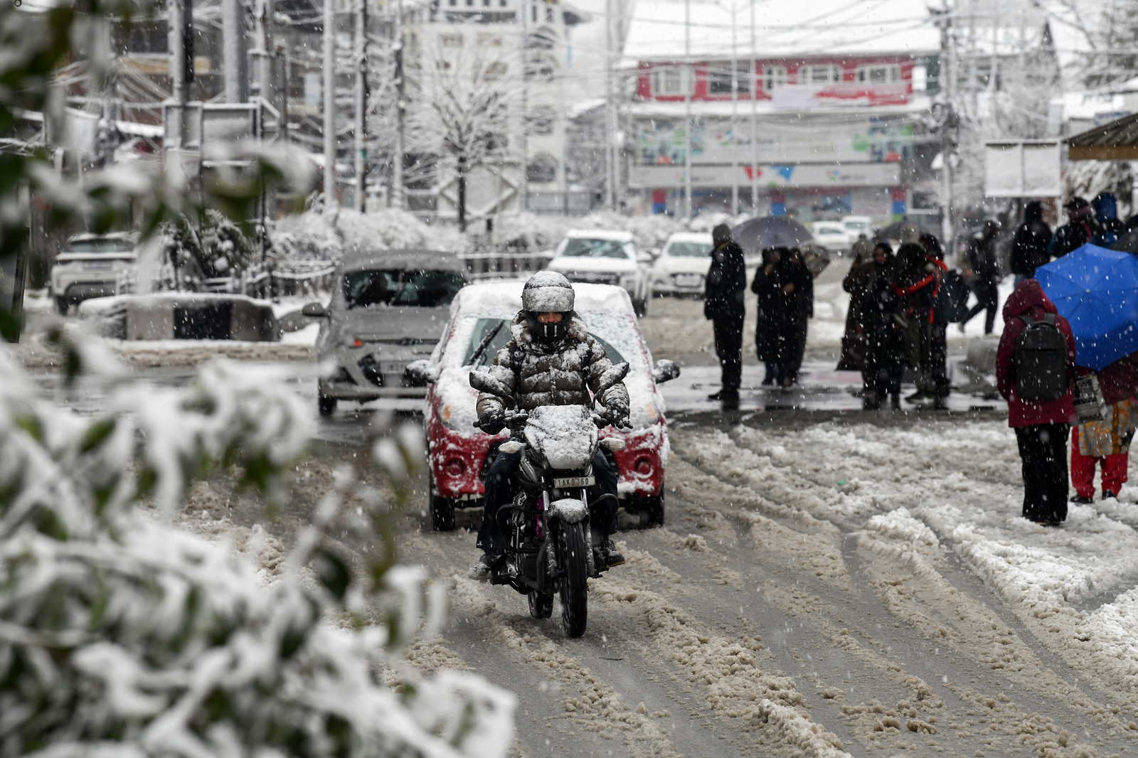 भारी बर्फबारी के बाद वैष्णो देवी की यात्रा हुई स्थगित, कब से दोबारा होगी शुरू?