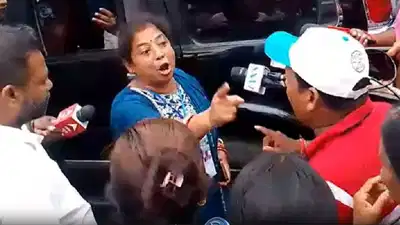 'अभया'  की माँ को तृणमूल समर्थकों ने घेरा, 'भाजपा हटाओ' के लगाए नारे
