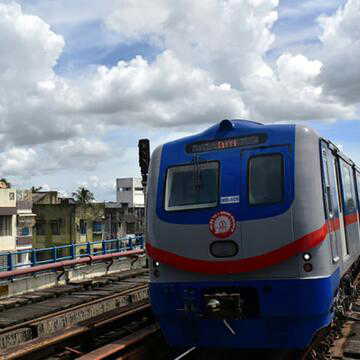 मेट्रो में स्मार्टफोन और सोशल मीडिया के बढ़ते दुरुपयोग पर कड़ा नियंत्रण प्रस्तावित