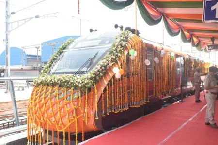 जोधपुर से दिल्ली के लिए दौड़ी वंदे भारत ट्रेन, रेलमंत्री ने दिखाई हरी झंडी