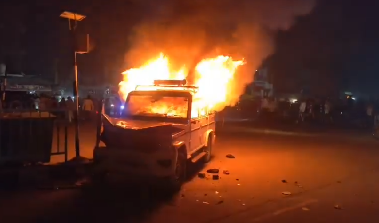 गोपालगंज में सड़क हादसे में युवक की मौत की अफवाह फैलते ही फूटा लोगों का गुस्सा, भीड़ ने फूंकी पुलिस की गाड़ी