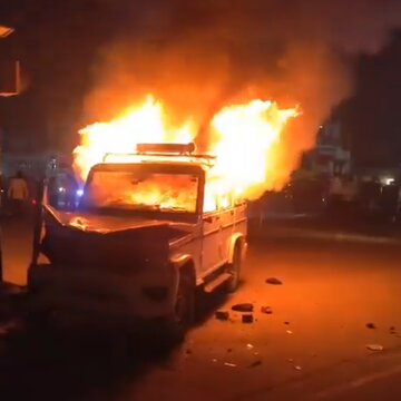 गोपालगंज में सड़क हादसे में युवक की मौत की अफवाह फैलते ही फूटा लोगों का गुस्सा, भीड़ ने फूंकी पुलिस की गाड़ी