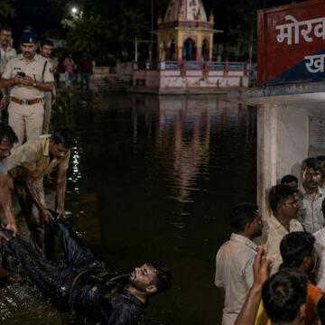 खगड़िया में पुलिस को देख नदी में कूद गया नौजवान, लोगों ने घेर लिया पूरा थाना