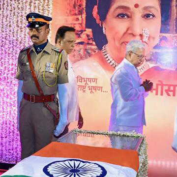 दादी आशा भोसले के निधन से टूटी पोती जनाई भोसले, रणवीर सिंह के गले लगकर फूट-फूटकर रोयी